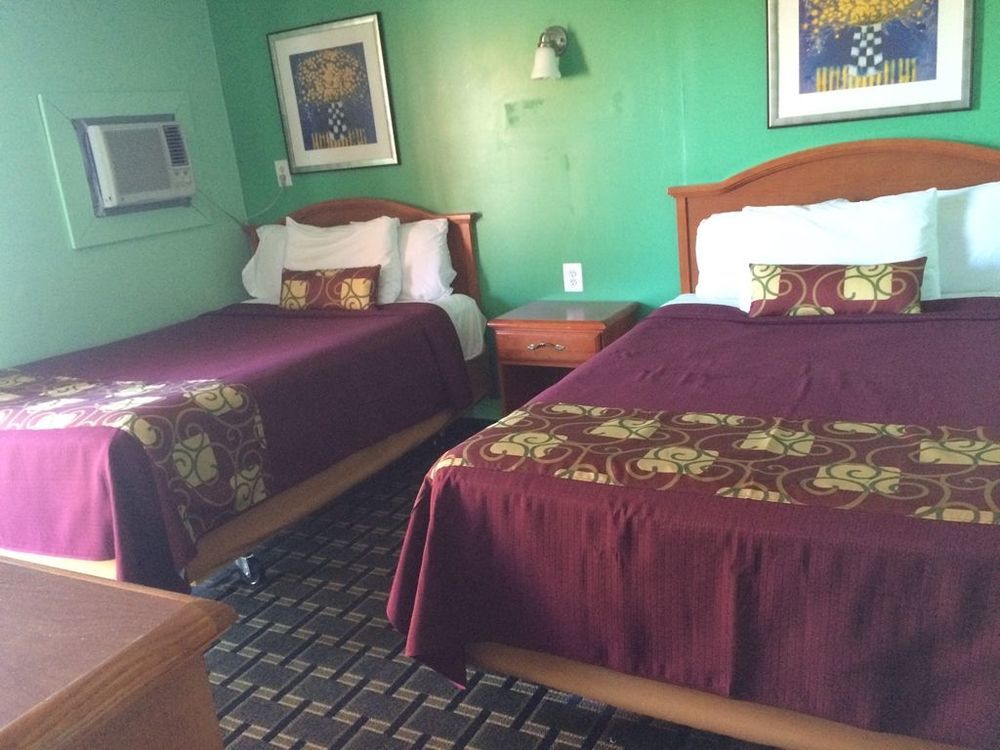 Sleep-Ees Inn, Saginaw & Frankenmuth Room photo