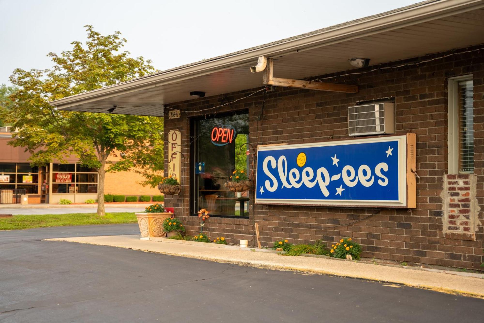 Sleep-Ees Inn, Saginaw & Frankenmuth Exterior photo