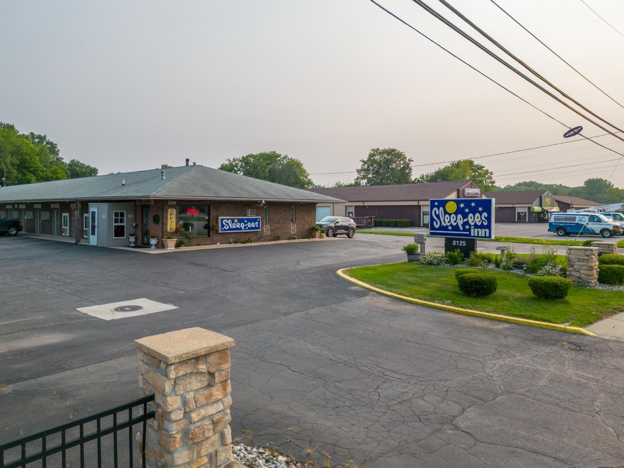 Sleep-Ees Inn, Saginaw & Frankenmuth Exterior photo