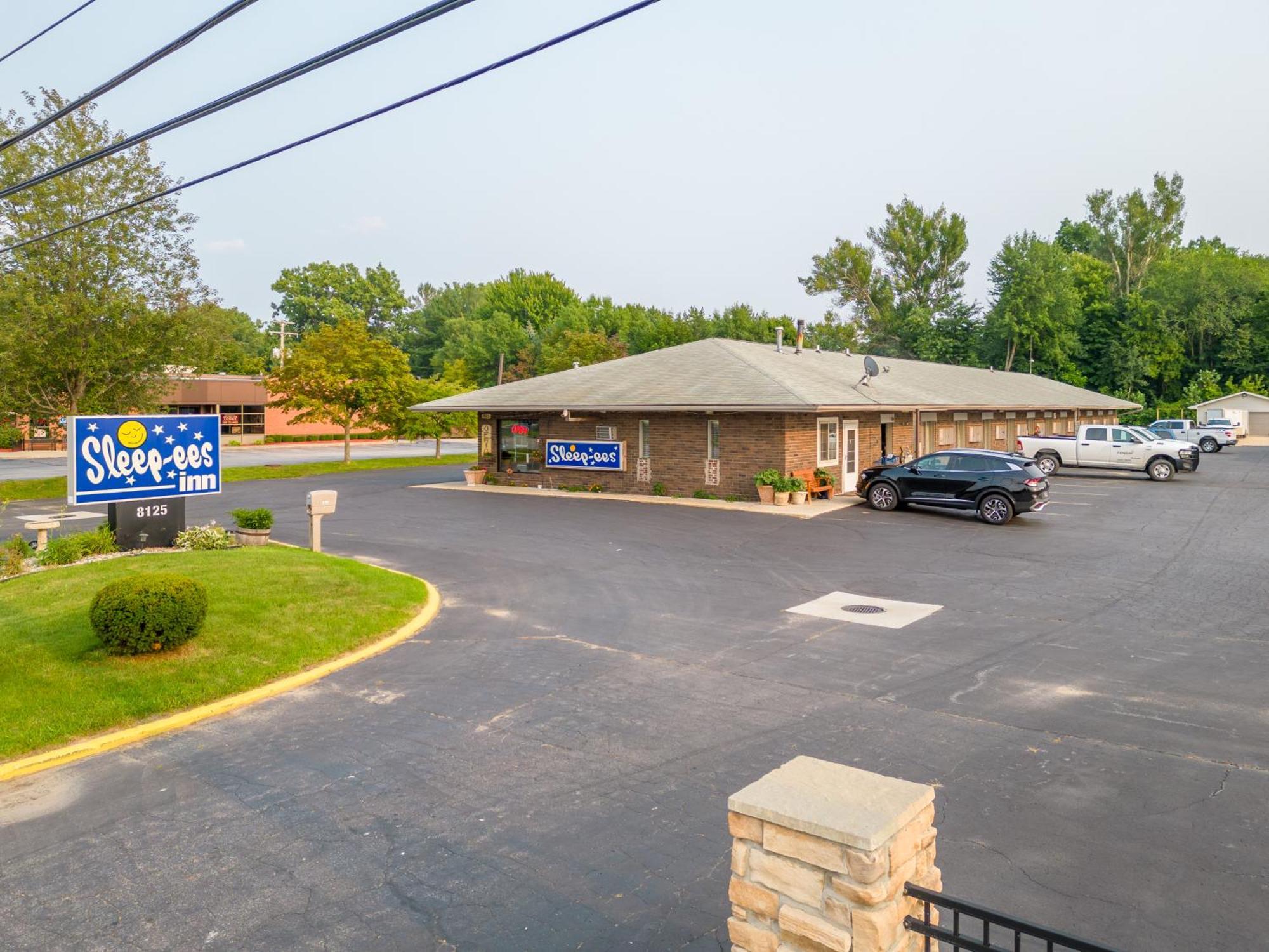 Sleep-Ees Inn, Saginaw & Frankenmuth Exterior photo