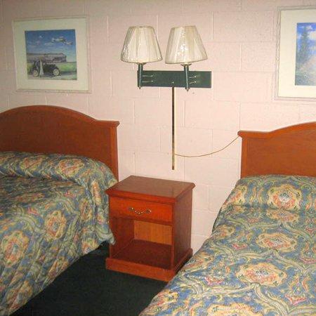 Sleep-Ees Inn, Saginaw & Frankenmuth Room photo